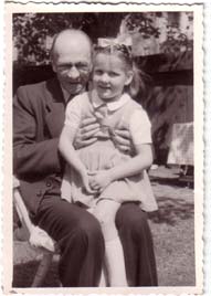 ARM  mit seiner Enkelin Heliane - 1952